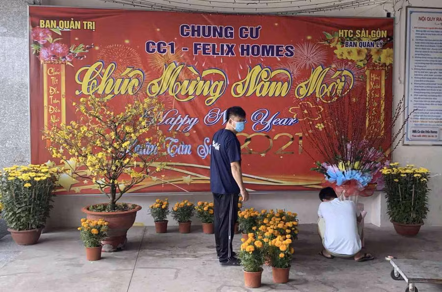 Một cái Tết đặc biệt đối với những hộ dân tại chung cư Felix Homes (phường 6, quận Gò Vấp, TP.HCM) nơi đang bị phong tỏa do ảnh hưởng của dịch Covid-19. Ảnh: Giadinh.net.vn