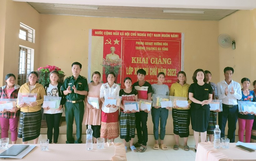 Phòng GD&ĐT huyện Hướng Hóa phối hợp các địa phương, trường học khai giảng các lớp dạy xóa mù chữ. Phòng GD&ĐT huyện Hướng Hóa phối hợp các địa phương, trường học khai giảng các lớp dạy xóa mù chữ.