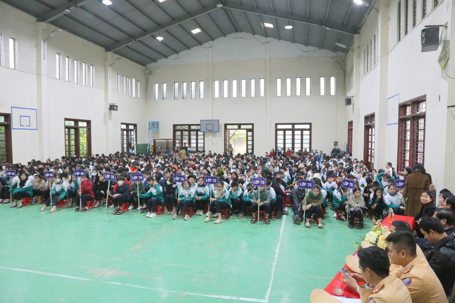 Chương trình thu hút hàng trăm học sinh tham gia. Chương trình thu hút hàng trăm học sinh tham gia.