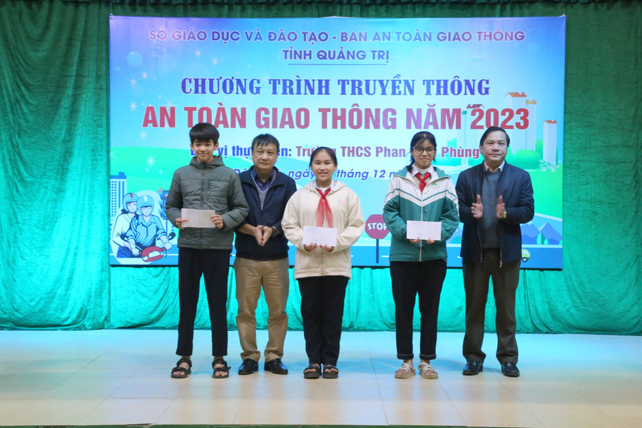 Đại diện Sở GD&ĐT Quảng Trị, Ban An toàn giao thông tỉnh tặng quà đến học sinh. Đại diện Sở GD&ĐT Quảng Trị, Ban An toàn giao thông tỉnh tặng quà đến học sinh.