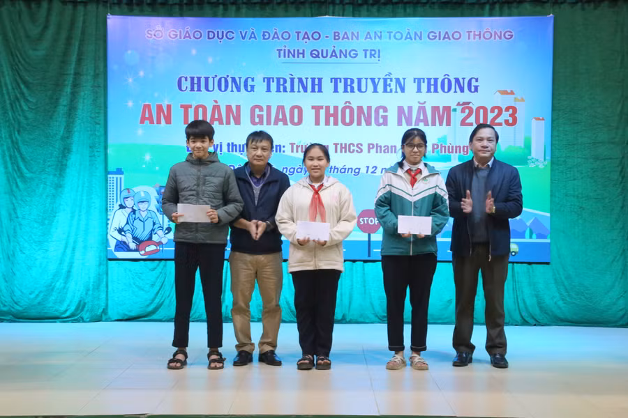 Đại diện Sở GD&amp;ĐT Quảng Trị, Ban An toàn giao thông tỉnh tặng quà đến học sinh.