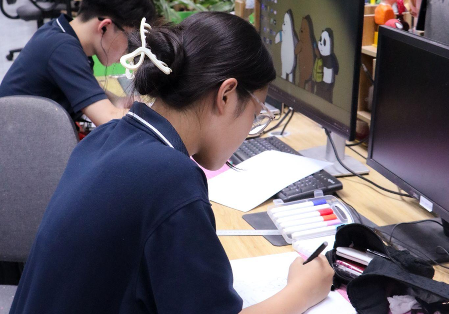 Học sinh khối 11 trường Vinschool Ocean Park đang phác thảo nhân vật hoạt hình phục vụ công nghệ làm phim hoạt hình Stopmotion. Học sinh khối 11 trường Vinschool Ocean Park đang phác thảo nhân vật hoạt hình phục vụ công nghệ làm phim hoạt hình Stopmotion.