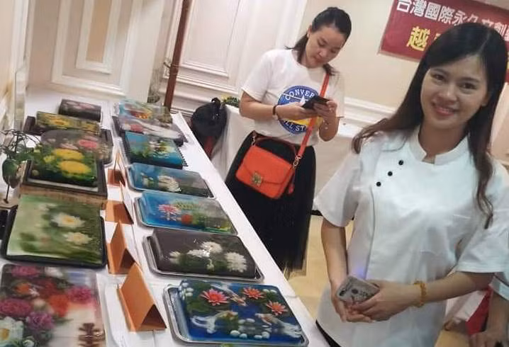 Cô giáo Thu Trang với các sản phẩm bánh thạch 3D trong cuộc thi quốc tế.