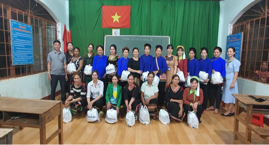 Học viên tại Bon Đắk Láp nhận quà của trường TH Nguyễn Bá Ngọc, thị trấn Đăk Mil, huyện Đăk Mil trong Lễ khai giảng Giai đoạn 2 – Kỳ 4. Học viên tại Bon Đắk Láp nhận quà của trường TH Nguyễn Bá Ngọc, thị trấn Đăk Mil, huyện Đăk Mil trong Lễ khai giảng Giai đoạn 2 – Kỳ 4.