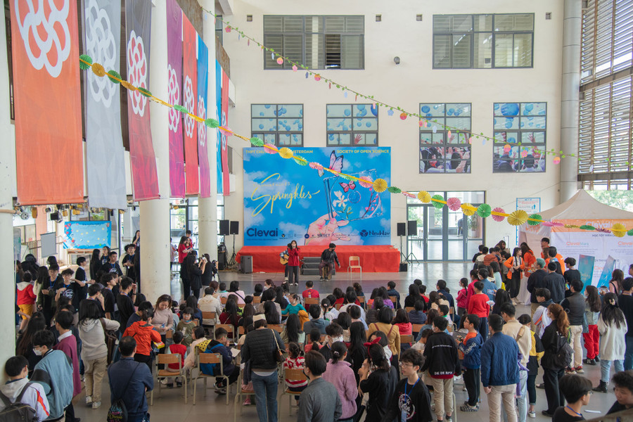 Hội chợ khoa học SF được tổ chức ngay tại khuôn viên của trường THPT Chuyên Hà Nội - Amsterdam.