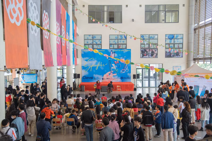 Hội chợ khoa học SF được tổ chức ngay tại khuôn viên của trường THPT Chuyên Hà Nội - Amsterdam.