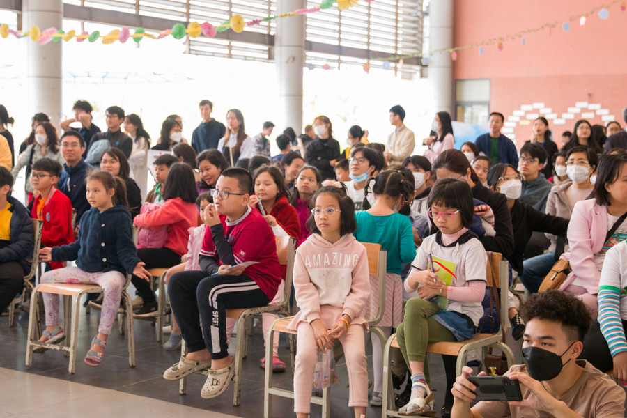 &apos;Spring-kles&apos; là sự kết hợp giữa &apos;spring&apos; – mùa xuân và &apos;sprinkles&apos; – những hạt cốm đường đầy màu sắc được rắc trên chiếc bánh ngọt.