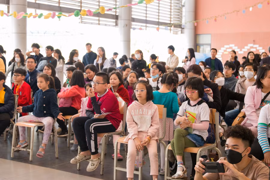 'Spring-kles' là sự kết hợp giữa 'spring' – mùa xuân và 'sprinkles' – những hạt cốm đường đầy màu sắc được rắc trên chiếc bánh ngọt.