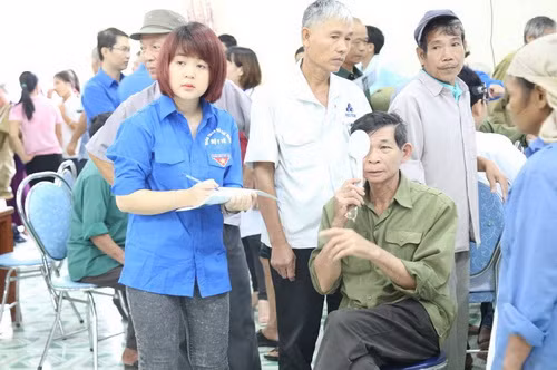 ĐVTN Bộ Y tế khám chữa, cấp phát thuốc miễn phí cho người dân tại Yên Sơn (Thanh Sơn, Phú Thọ)