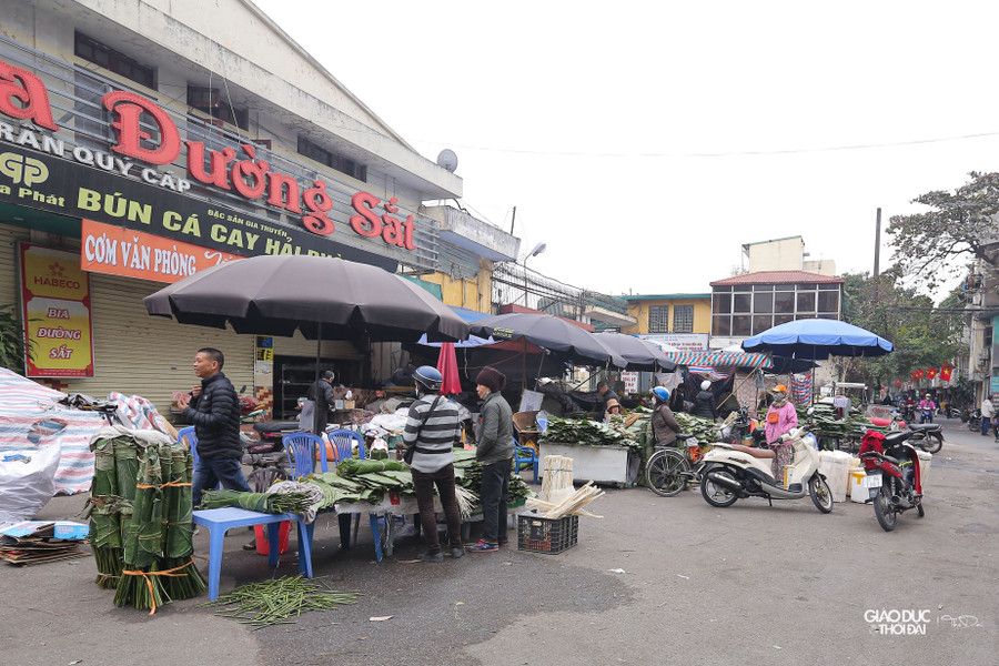 Cứ cuối năm, chợ buôn bán lá dong và dây lạt tự phát trên phố Trần Quý Cáp (Hà Nội) lại phủ xanh một góc phố. Cứ cuối năm, chợ buôn bán lá dong và dây lạt tự phát trên phố Trần Quý Cáp (Hà Nội) lại phủ xanh một góc phố.