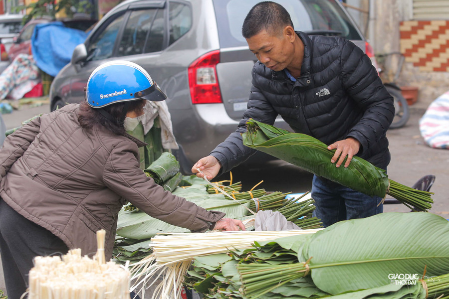 Hiện khách tới mua chủ yếu là khách lẻ, mua lá về gói bánh chưng trong gia đình. Hiện khách tới mua chủ yếu là khách lẻ, mua lá về gói bánh chưng trong gia đình.