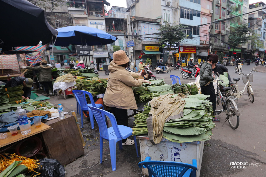 Nhưng vẫn còn nhiều người dân đến mua lá dong về nhà gói bánh chưng để lưu giữ truyền thống. Nhưng vẫn còn nhiều người dân đến mua lá dong về nhà gói bánh chưng để lưu giữ truyền thống.
