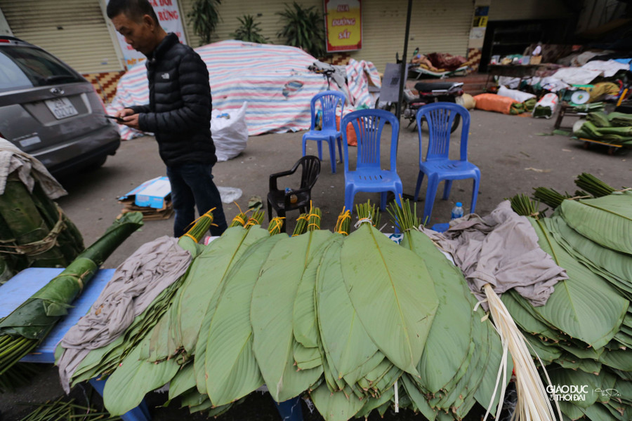 Một tiểu thương cho rằng, cuộc sống hiện đại khiến nhiều gia đình mua bánh chứ không tự làm khiến lượng khách mua sụt giảm mạnh. Một tiểu thương cho rằng, cuộc sống hiện đại khiến nhiều gia đình mua bánh chứ không tự làm khiến lượng khách mua sụt giảm mạnh.