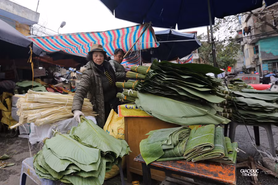 Người dân cần mua lá dong hay dây lạt gói giò, chả, bánh chưng vẫn thường đến phố Trần Quý Cáp đằng sau ga Hà Nội.