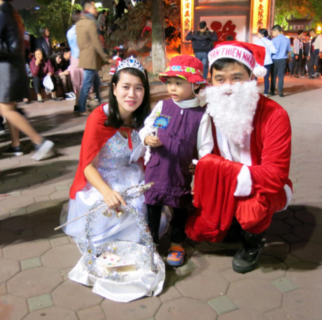 Người dân Hà Nội rộn ràng ra đường đón Giáng sinh - Ảnh 8 Nguoi dan Ha Noi ron rang ra duong don Giang sinh - Anh 8