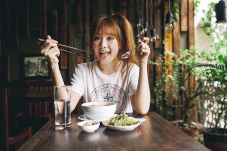 Bí quyết làm đẹp để trẻ mãi với thời gian của Hari Won - Ảnh 2 Bi quyet lam dep de tre mai voi thoi gian cua Hari Won - Anh 2