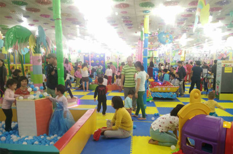 Người dân Hà Nội rộn ràng ra đường đón Giáng sinh - Ảnh 11 Nguoi dan Ha Noi ron rang ra duong don Giang sinh - Anh 11