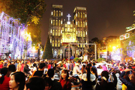 Người dân Hà Nội rộn ràng ra đường đón Giáng sinh - Ảnh 5 Nguoi dan Ha Noi ron rang ra duong don Giang sinh - Anh 5