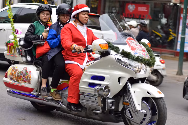"Ông già Noel" cưỡi môtô tiền tỷ đi tặng quà cho bệnh nhi
