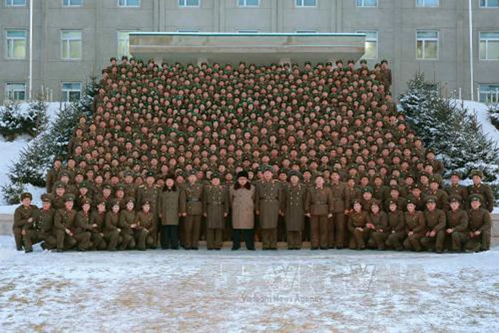 Nhà lãnh đạo Kim Jong-un (giữa) trong chuyến thăm một đơn vị quân đội ngày 25/11. Ảnh: YONHAP/TTXVN