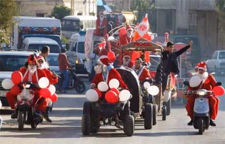 Giang sinh 2016: Muon kieu bien hinh doc dao cua ong gia Noel - Anh 4