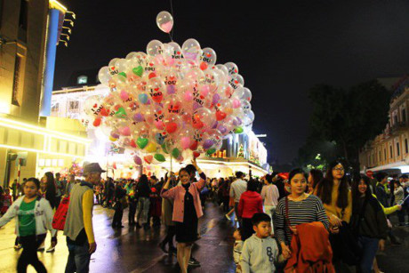 Người dân Hà Nội rộn ràng ra đường đón Giáng sinh - Ảnh 10 Nguoi dan Ha Noi ron rang ra duong don Giang sinh - Anh 10
