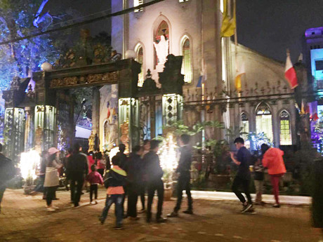 Người dân Hà Nội rộn ràng ra đường đón Giáng sinh - Ảnh 1 Nguoi dan Ha Noi ron rang ra duong don Giang sinh - Anh 1