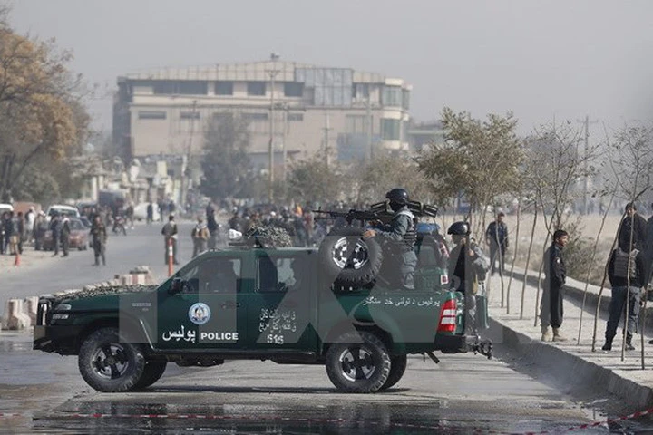 Lực lượng an ninh Afghanistan điều tra tại hiện trường một vụ tấn công liều chết ở Kabul. (Nguồn: EPA/TTXVN)