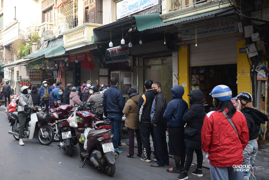 Ở Hà Nội, nhiều người có thói quen mua thịt lợn quay để cúng ngày vía Thần Tài.