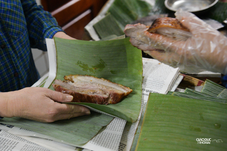 Theo bà Lan, thịt quay chuẩn phải có 5 lớp thịt nạc - mỡ xen kẽ, ngọt thịt, béo ngậy. Lớp bì cứng nhưng khi nhai trong miệng thì giòn tan, đậm đà. Để có mẻ thịt ngon, chủ quán phải tẩm ướp nhiều loại gia vị như đinh hương, thảo quả, quế, hồi với tỷ lệ bí truyền, sau đó quay trong lò than đá với lửa cao để miếng thịt thơm nức, chín dần từ trong ra.