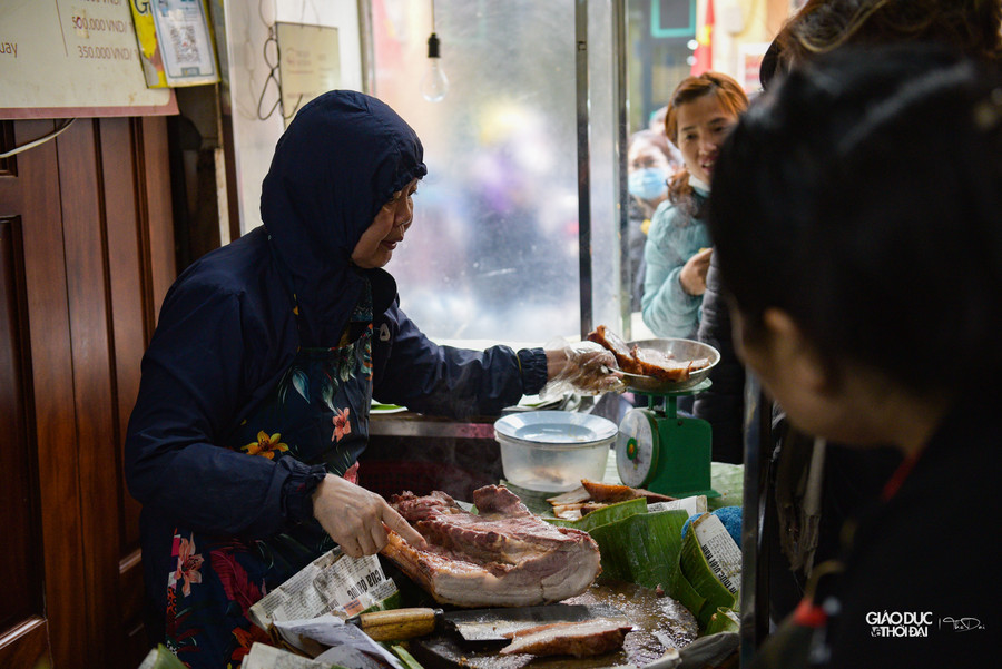 Quán gói thịt bằng lá chuối, lá sen. Theo chủ quán, loại lá này làm cho thịt thơm hơn, giữ được cho bì giòn dù khách mang đi xa.