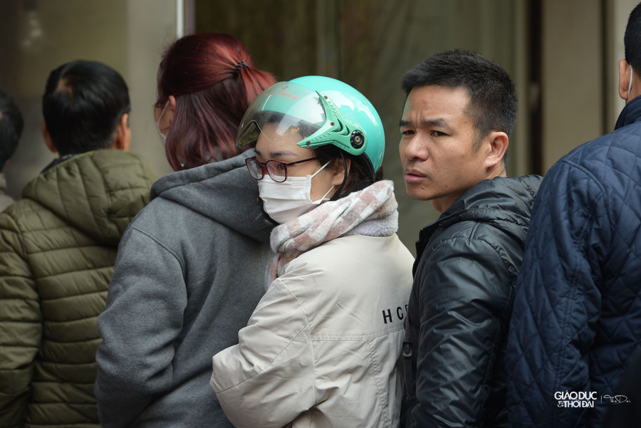 Nhiều người dân phải tiếc nuối đi về đợi đến chiều để mua được thịt heo quay.