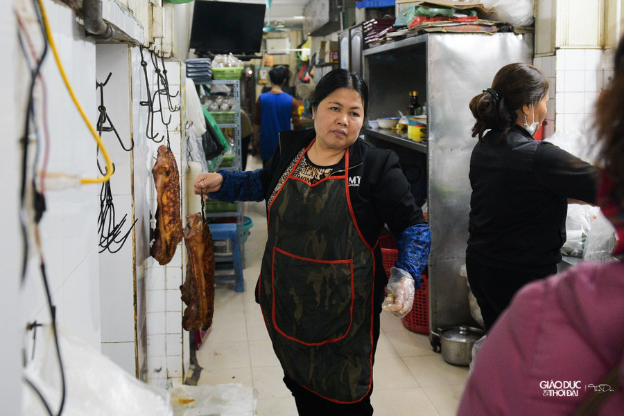 Chỉ sau đúng 1 giờ mở hàng, quán đã hết thịt quay, đành xin lỗi khách và hẹn họ quay lại vào 14h chiều.