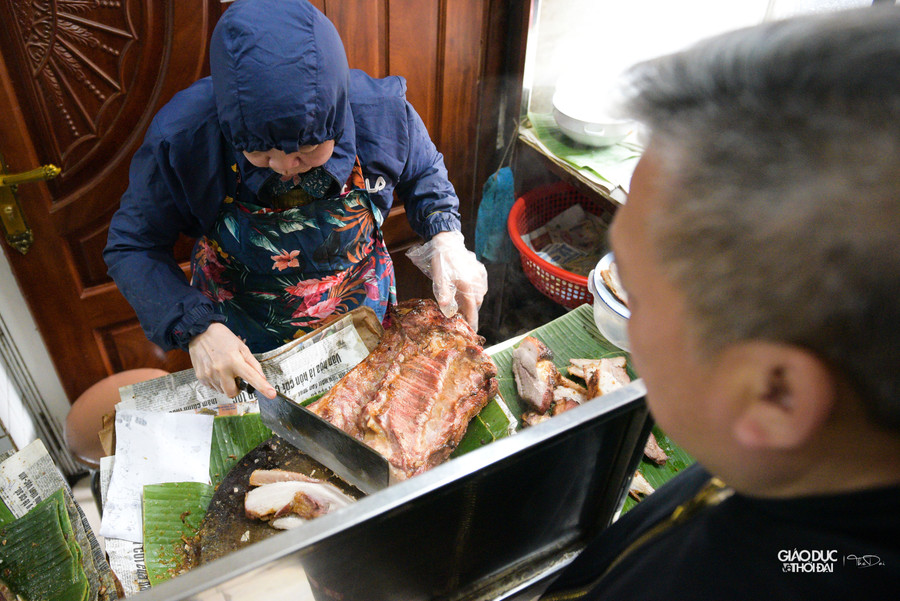 Đến trưa, khách vẫn xếp hàng dài bên ngoài đợi tới lượt mua hàng.