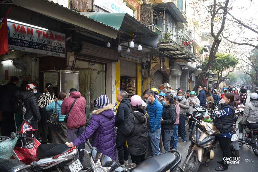 Thịt lợn quay năm nay có giá 330.000 đồng/kg. Đối với heo quay nguyên con, loại nhỏ giá trung bình 2 triệu đồng/con. &quot;Nhà tôi không tăng giá so với ngày thường&quot;, bà Lan cho biết.