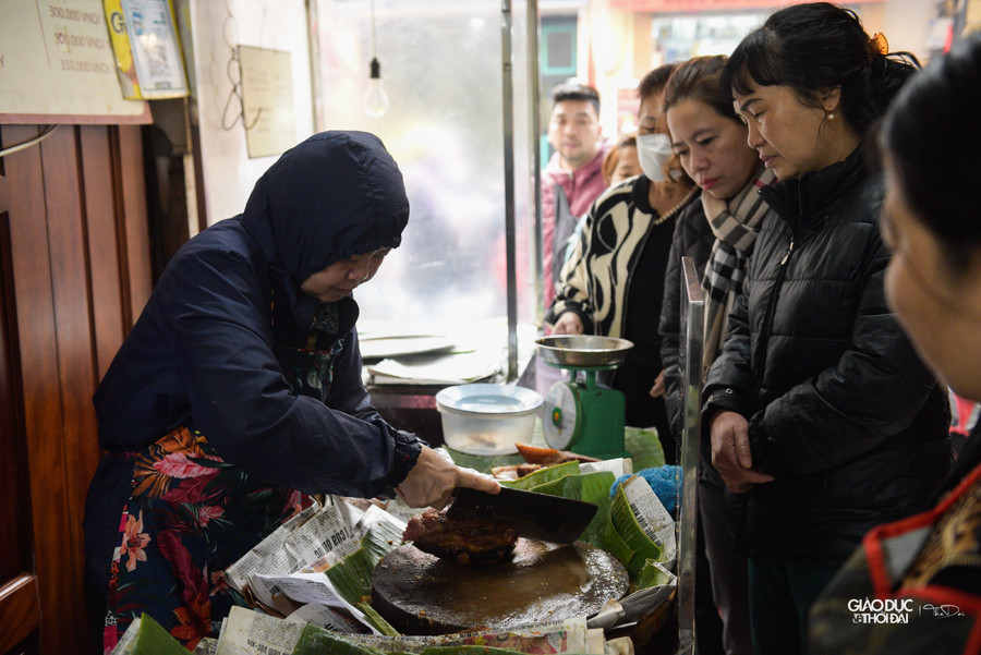 Do dân gian truyền tai nhau Thần Tài thích ăn thịt quay, vào ngày này, các cửa hàng thịt quay luôn đông khách.