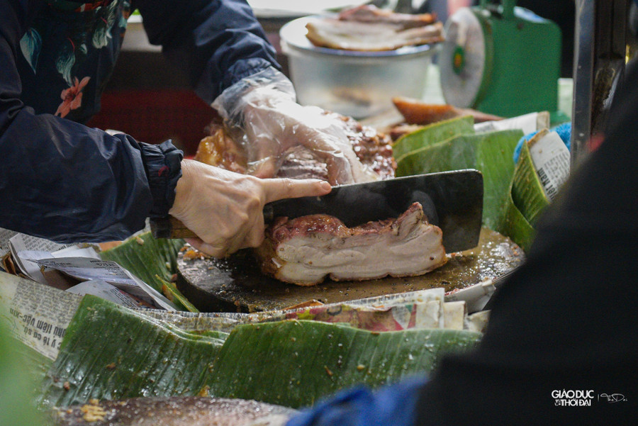 Đối với heo quay nguyên con được buộc nơ, đóng khay cẩn thận trước khi chuyển tới tay khách.