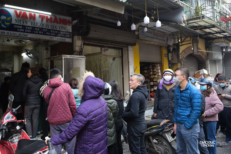 Cửa hàng của gia đình bà Trang Thị Lan đã làm được 80 năm. Quán nổi tiếng đông khách, nhất là trong các dịp lễ, Tết và ngày vía Thần Tài. 8h sáng, gia đình mới mở bán nhưng khách xếp hàng từ trước đó hàng giờ.