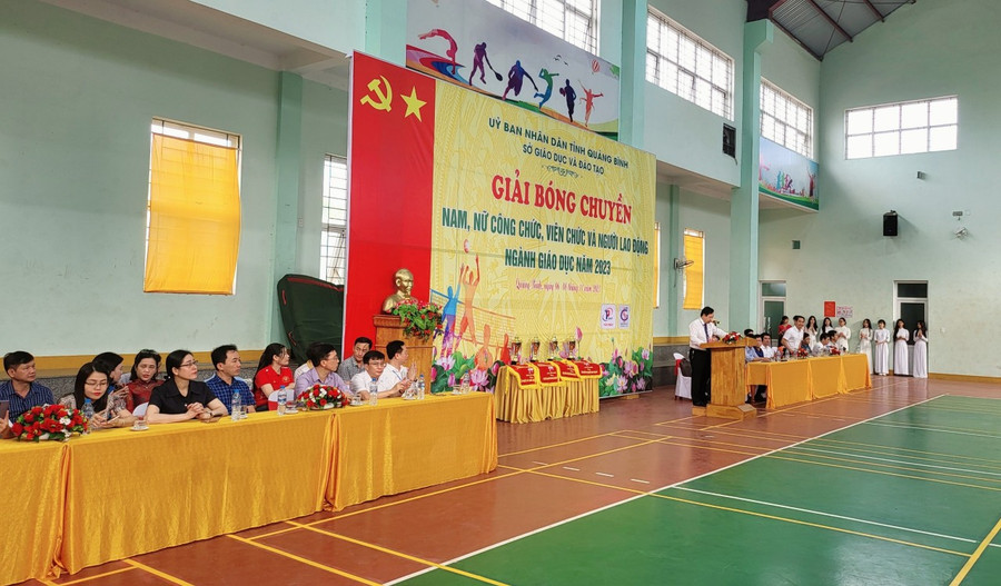 Giải bóng chuyền được tổ chức nhằm chào mừng kỷ niệm 41 năm ngày Nhà giáo Việt Nam.