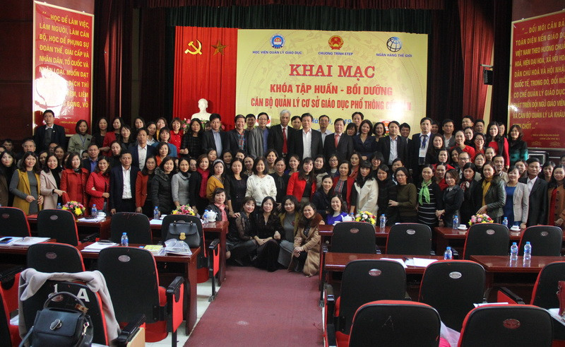 Thứ trưởng Nguyễn Hữu Độ và các đại biểu, học viên chụp ảnh lưu niệm.