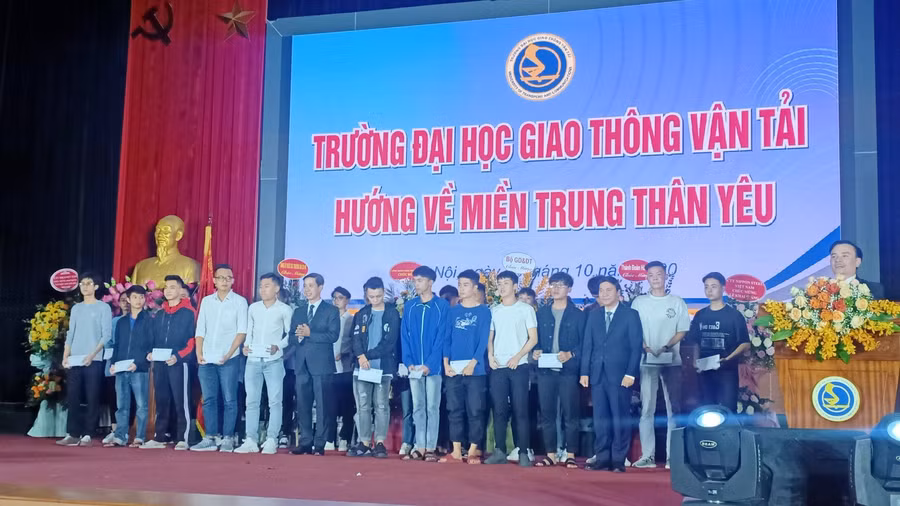 Mỗi SV có hoàn cảnh khó khăn vì bão lũ được hỗ trợ 3 triệu đồng.