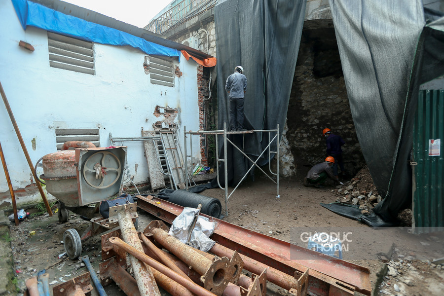 Trước khi tiến hành đục vòm cầu, đơn vị thi công đã tiến hành gia cố các dầm sắt để đảm bảo an toàn khi tàu chạy qua. Trước khi tiến hành đục vòm cầu, đơn vị thi công đã tiến hành gia cố các dầm sắt để đảm bảo an toàn khi tàu chạy qua.