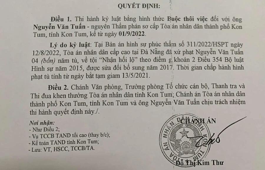 Ông Nguyễn Văn Tuấn, nguyên Thẩm phán sơ cấp Toà án nhân dân TP Kon Tum bị kỷ luật buộc thôi việc.