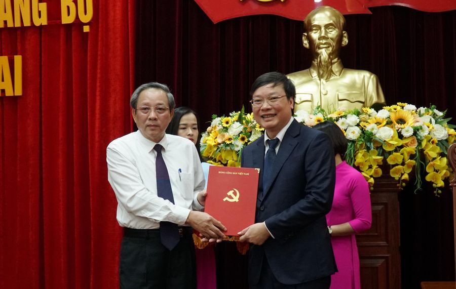 Ông Trương Hải Long (bên phải) nhận quyết định giữ chức Phó Bí thư Tỉnh ủy Gia Lai.