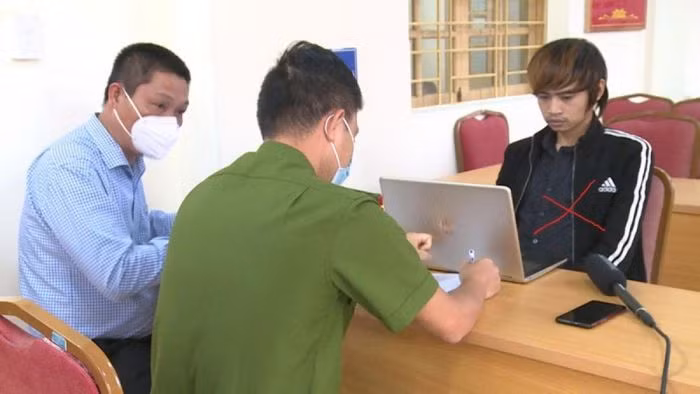 Đối tượng Trần Văn Mạnh tại cơ quan chức năng.