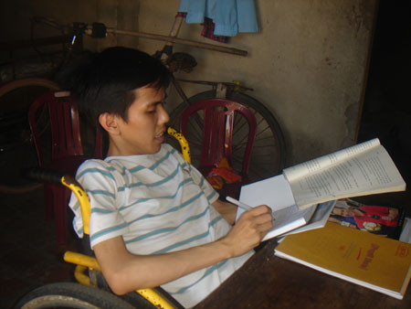 Cuộc sống gắn liền với chiếc xe lăn, với Vọng, học là tương lai duy nhất của em ưer