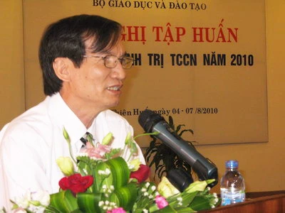 Tập huấn giáo viên chính trị THCN năm 2010