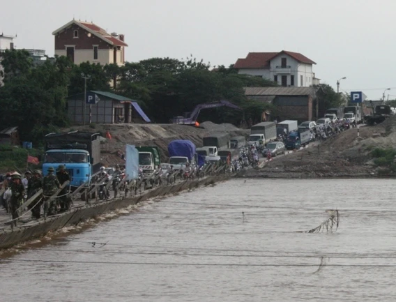 Chen lấn, cầu phao Đuống ùn tắc nghiêm trọng