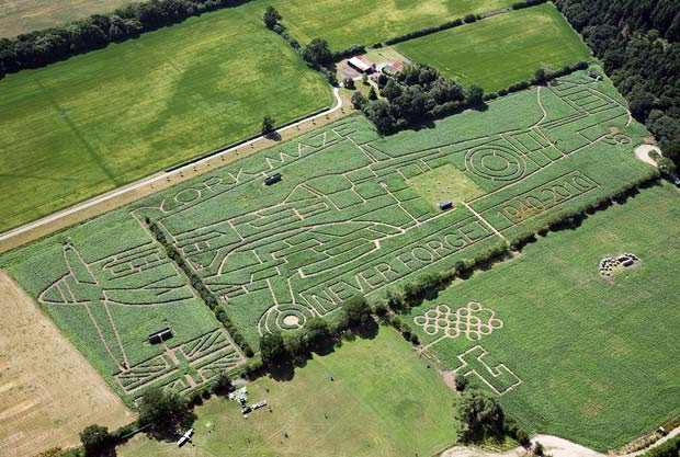 Những hình ảnh ấn tượng trong tuần ảnh 3 Aerial view of Tom Pearcy’s Maize Maze in the shape of a Spitfire, near York, to mark the 70th anniversary of The Battle of Britain