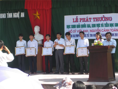 Lễ trao gải cho HS trường 